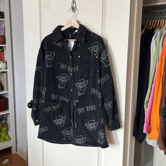 BNWT H&M Toy Story black denim jacket in size XS, fits oversized - Picture 2 of 5